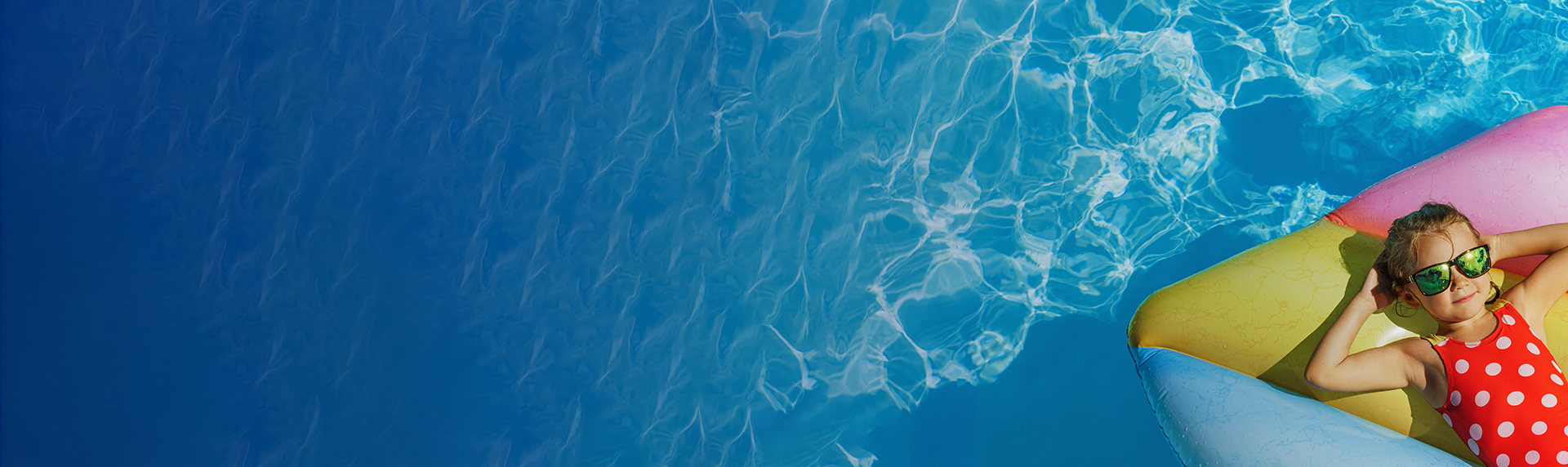 Child in swimming pool Photo